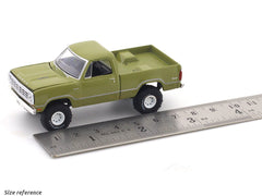 1974 Dodge W200 Power Wagon green 1:64 M2 Machines licensed diecast scale model car 32500-92
