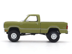 1974 Dodge W200 Power Wagon green 1:64 M2 Machines licensed diecast scale model car 32500-92