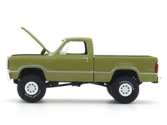 1974 Dodge W200 Power Wagon green 1:64 M2 Machines licensed diecast scale model car 32500-92
