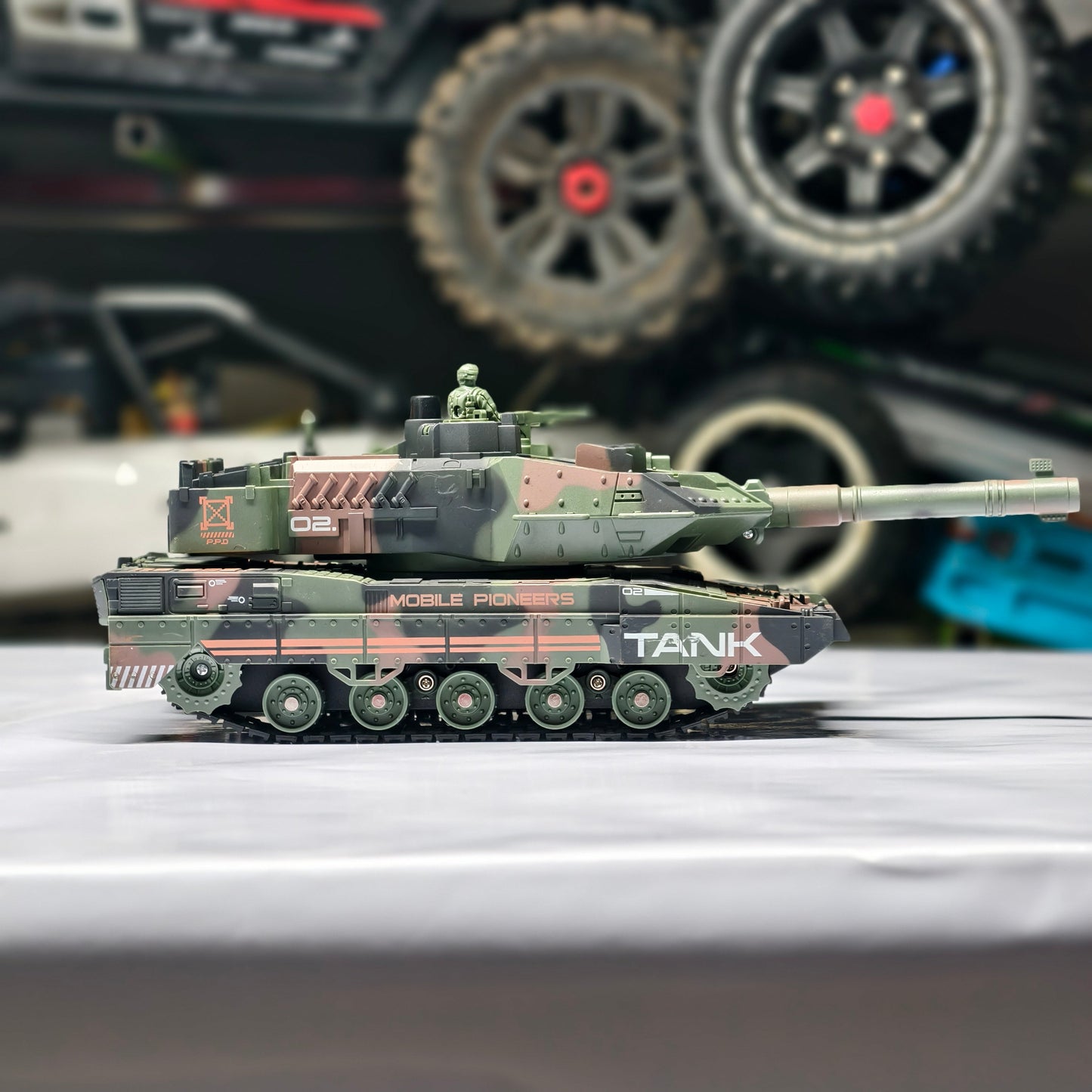 Army Tank with 360°Rotating Turret, Auto Demo, Sound & Smoke & Light, Military Vehicle remote control